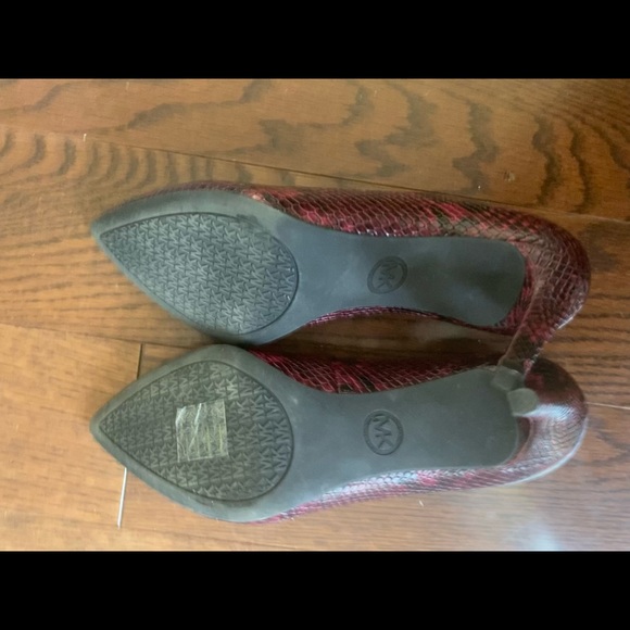 Michael Kors red Dorothy flex python snakeskin pump. Size 8, 3.5” heel - Picture 4 of 4